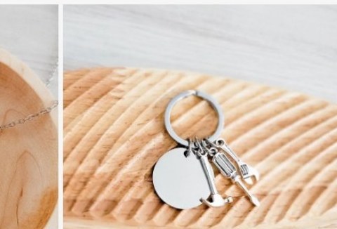 Engraved keyring with dangling charms